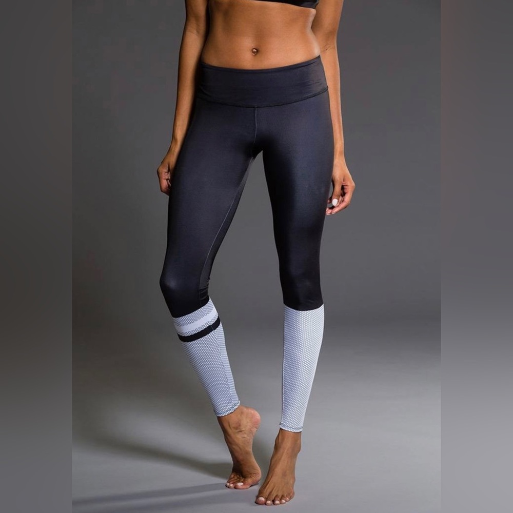 NWT’s Onzie Graphic Leggings in Hex 229